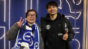 真爱!72岁日本老球迷支持布莱顿50年 被邀请现场看球&合影三笘薰
